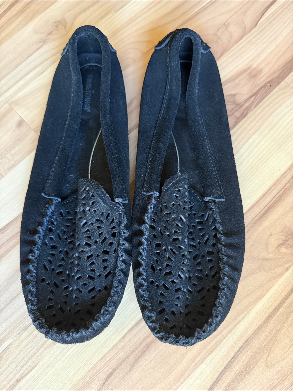 MINNETONKA ladies black suede moccasins 9 like new